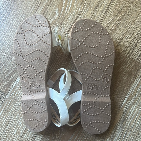 Brand new without tags Nordstrom rack, Daisy buckle up sandals, girls size 1 - Picture 3 of 3
